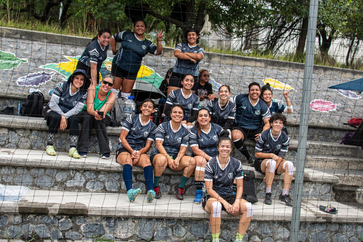 Jugadoras de la Legión sentadas en las gradas después de un partido
