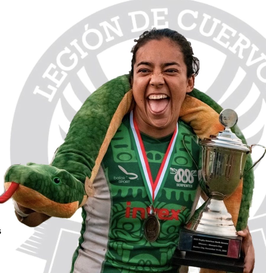Karina Landeros sonríe con una medalla al cuello y un trofeo en la mano