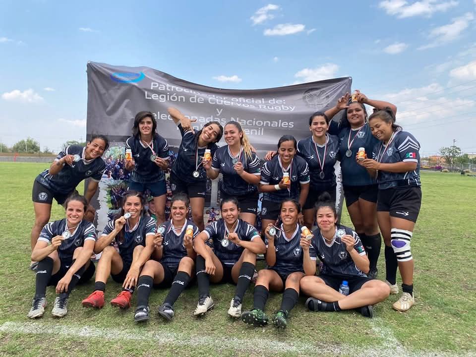 El equipo femenil muestra sus medallas