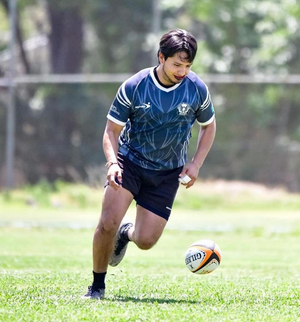 Jugador del equipo varonil a punto de patear el balón