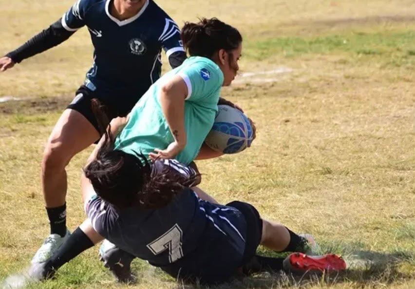 Una jugadora de la Legión taclea a una rival que lleva el balón